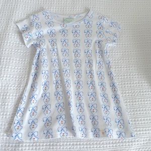 Blue bow dress in white.